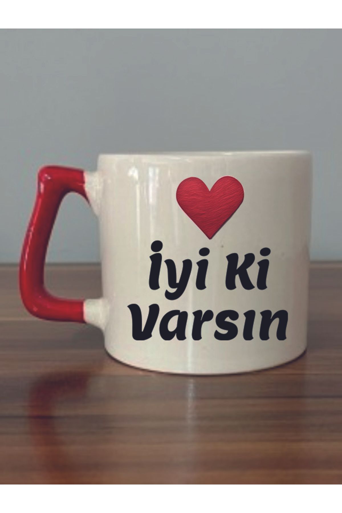 İyi Ki Varsın Yazılı Kırmızı Kulplu Hediyelik Seramik Kupa Bardak