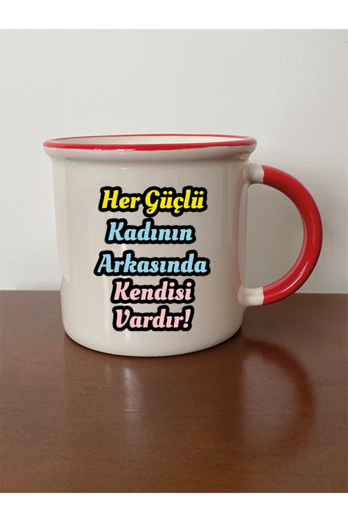 Her Güçlü Kadının Arkasında Kendisi Vardır Yazılı Kırmızı Ağızlı Kupa Bardak