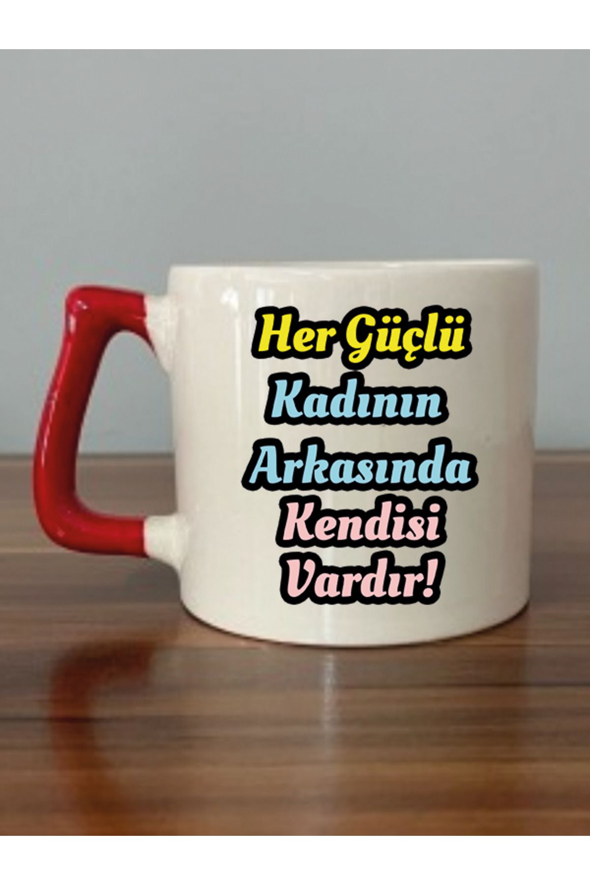 Her Güçlü Kadının Arkasında Kendisi Vardır Yazılı Kırmızı Kulplu Kupa Bardak